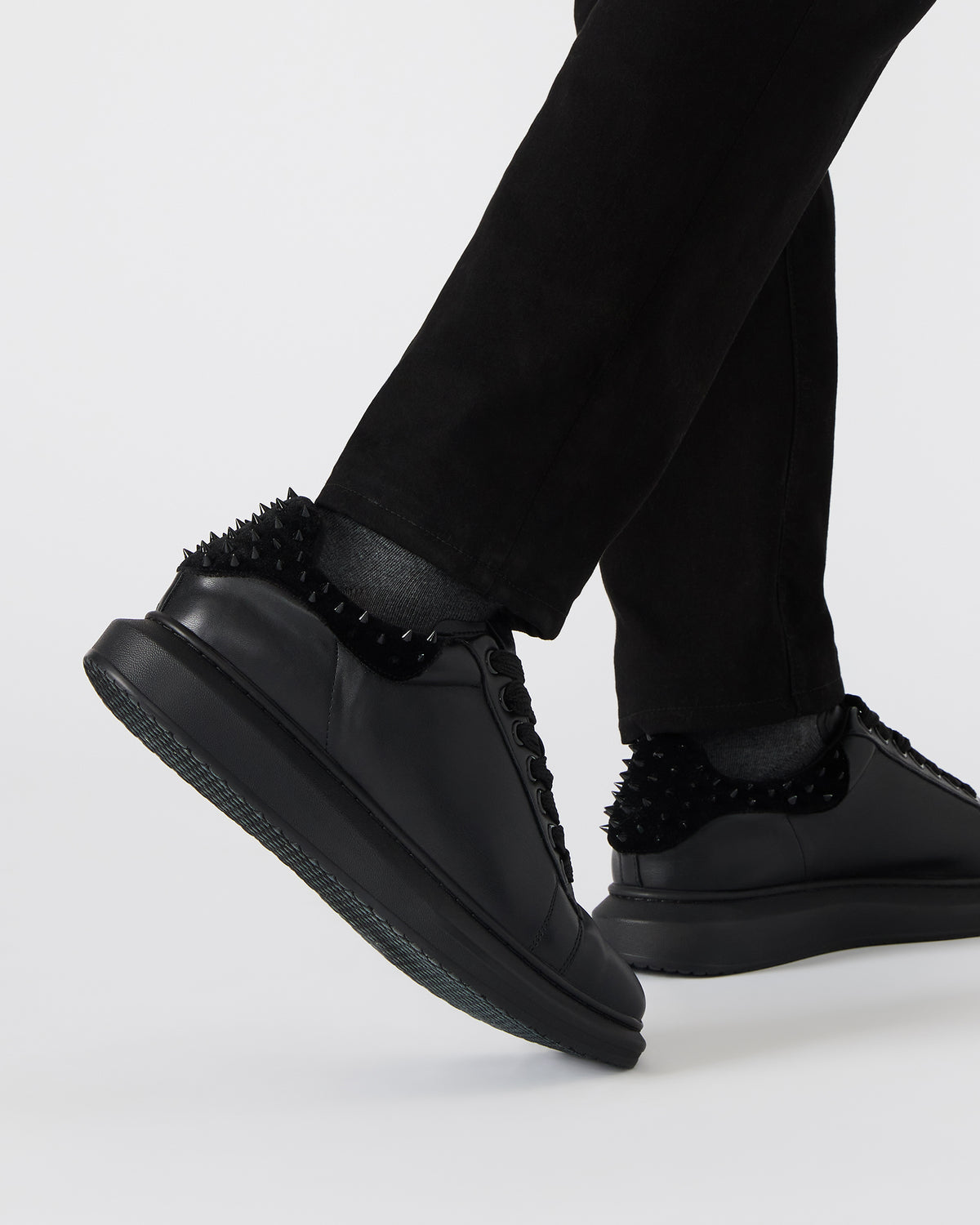 FROSTING Black Velvet Men's Low-Top Lace-Up Sneaker - Steve Madden